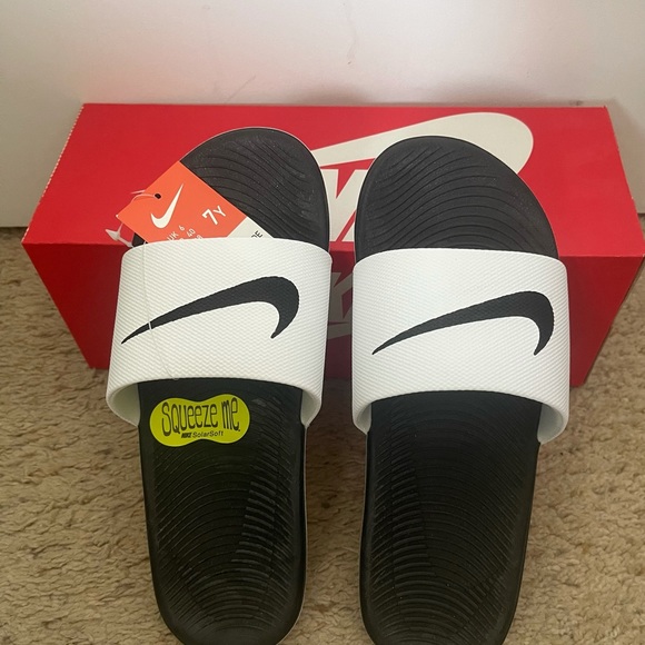 NIKE “squeeze me” slides - Picture 3 of 4